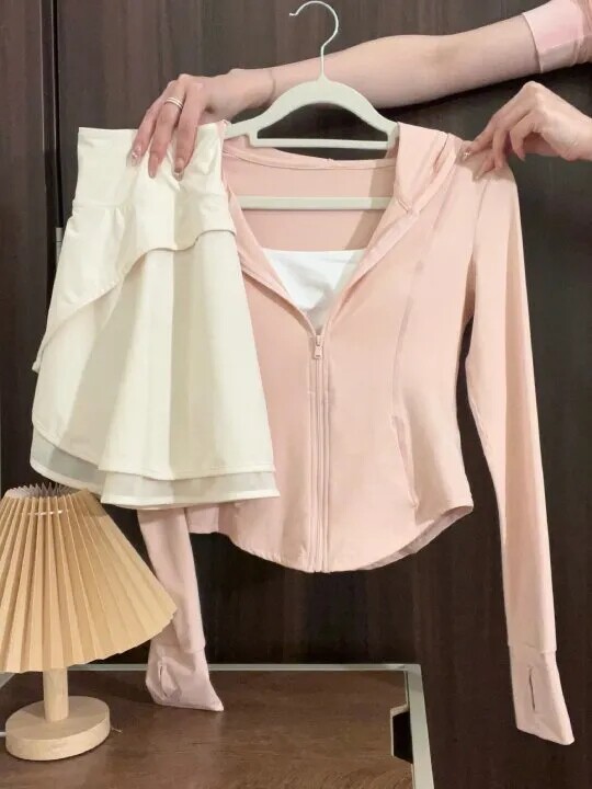 가을 의상은 작은 사람들을 위한 연령 감소 서양식 패션 슈트 핑크색 자외선 차단 의류 및 흰색 짧은 치마 투피스 세트로 구성됩니다