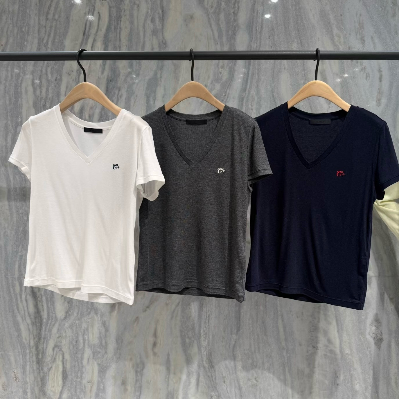 正品mo短袖T恤2026夏新品含桑蚕丝天丝微透V领刺绣黑白MBF2TEE052