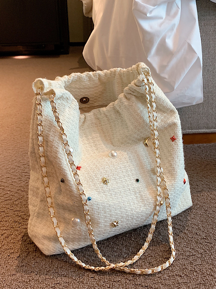 天美意包包新款2024时尚单肩包女大容量垃圾袋大学生上课通勤水桶