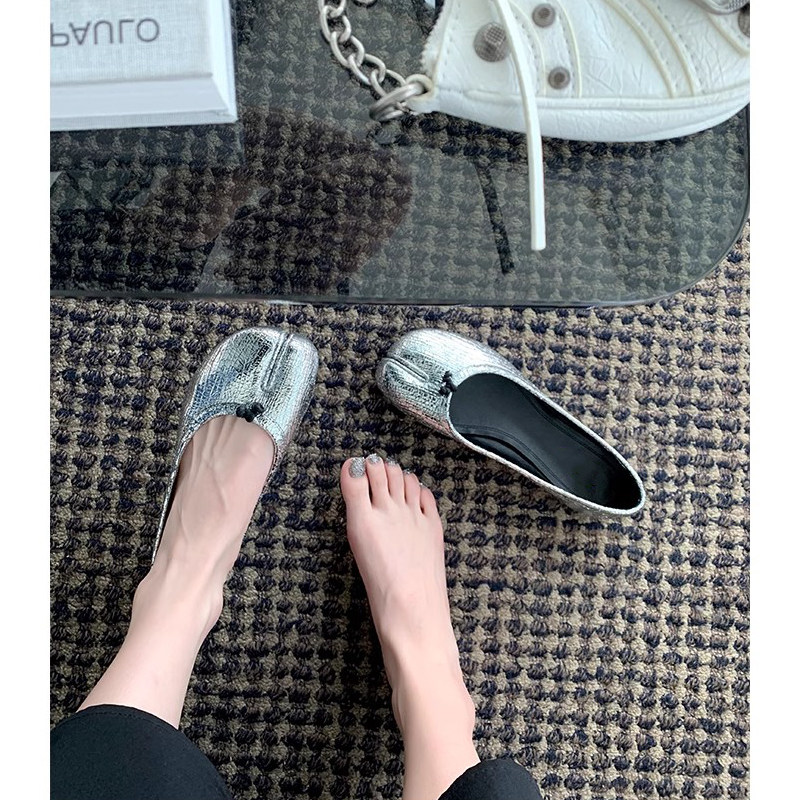 萄萄家studio 春秋女镜面分趾猪蹄鞋浅口配裙子的平底单鞋子
