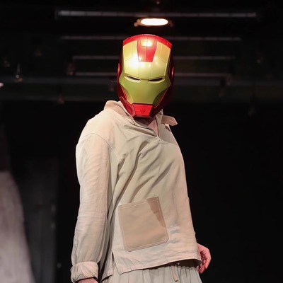 英文小钢铁头盔语音发光变形