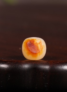 新疆和田玉籽料老型珠红皮珠子