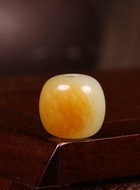 新疆和田玉籽料黄沁老型珠手串