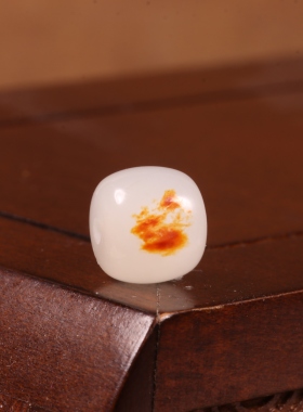 正宗新疆和田玉籽料红皮白玉散珠