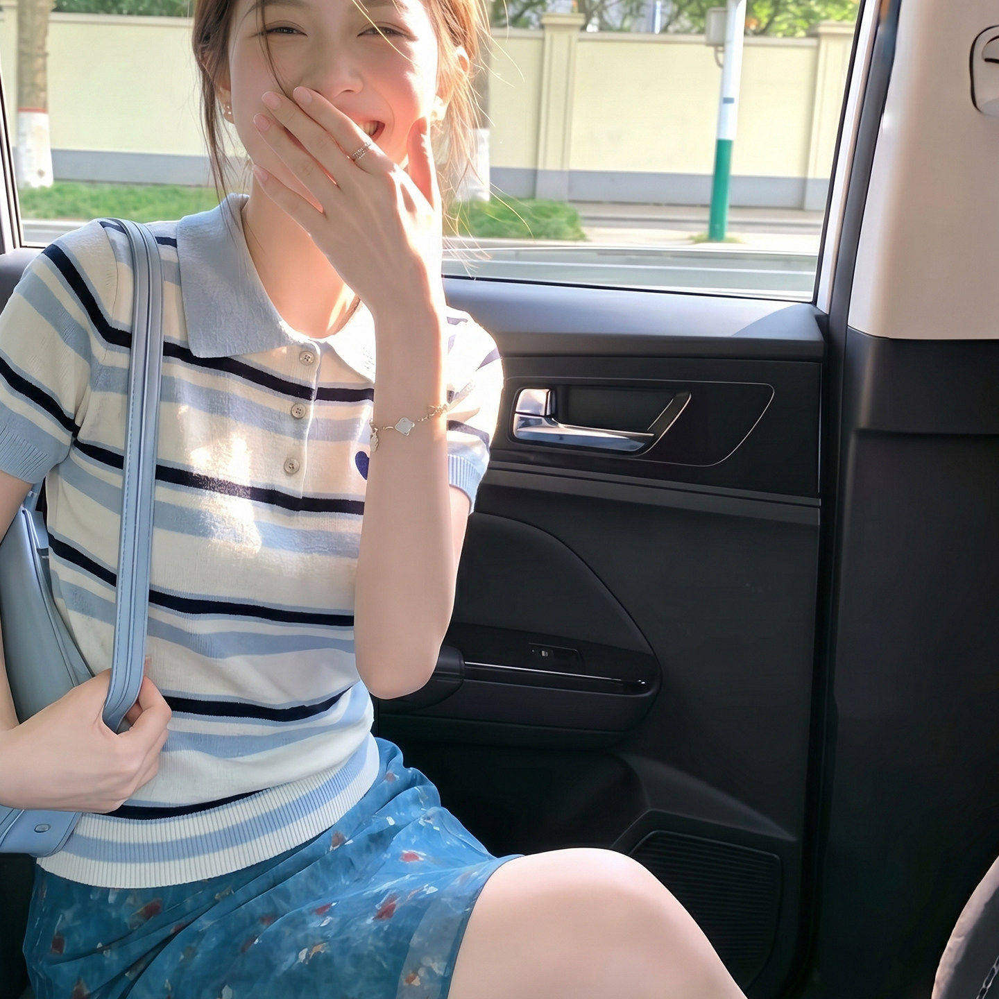 蓝白撞色条纹爱心针织翻