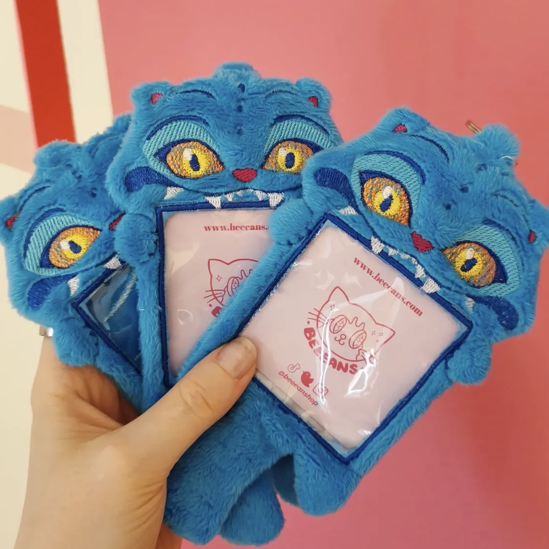 Kpop猎魔女团可爱卡通小老虎毛绒卡套带钥匙扣照片展示卡套XG8