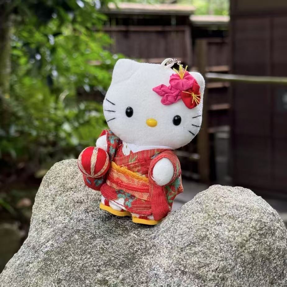 Hellokitty日本同款红色和服蹴鞠凯蒂猫公仔玩偶毛绒包包挂件XG16
