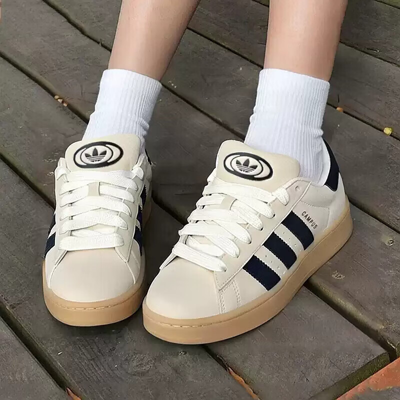 阿迪达斯男女同款运动板鞋面包鞋