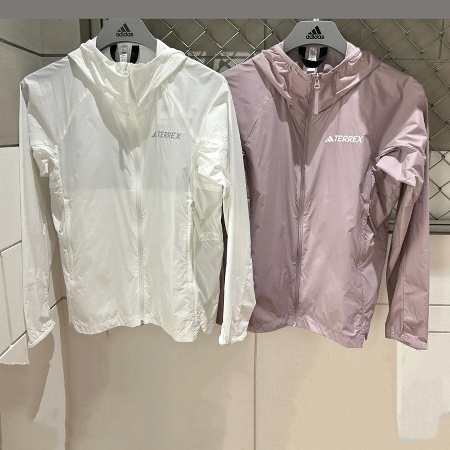 Adidas阿迪达斯女子防晒衣25新款户外运动速干透气连帽外套IS0279