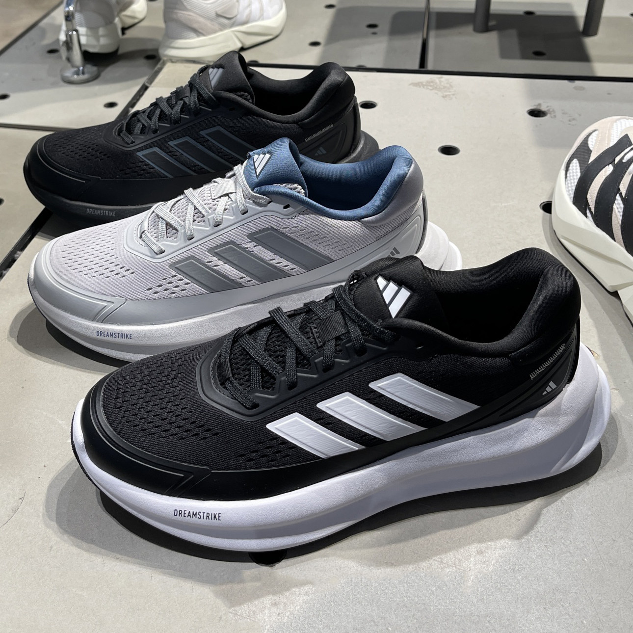 阿迪达斯男子缓震回弹运动跑步鞋