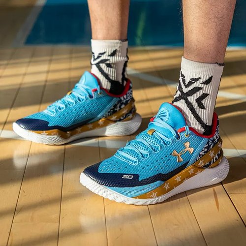 安德玛男缓震运动篮球鞋