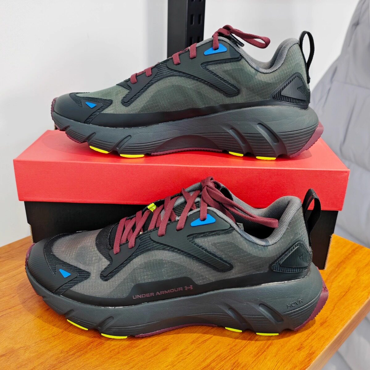 安德玛UA男女同款轻质跑步运动鞋