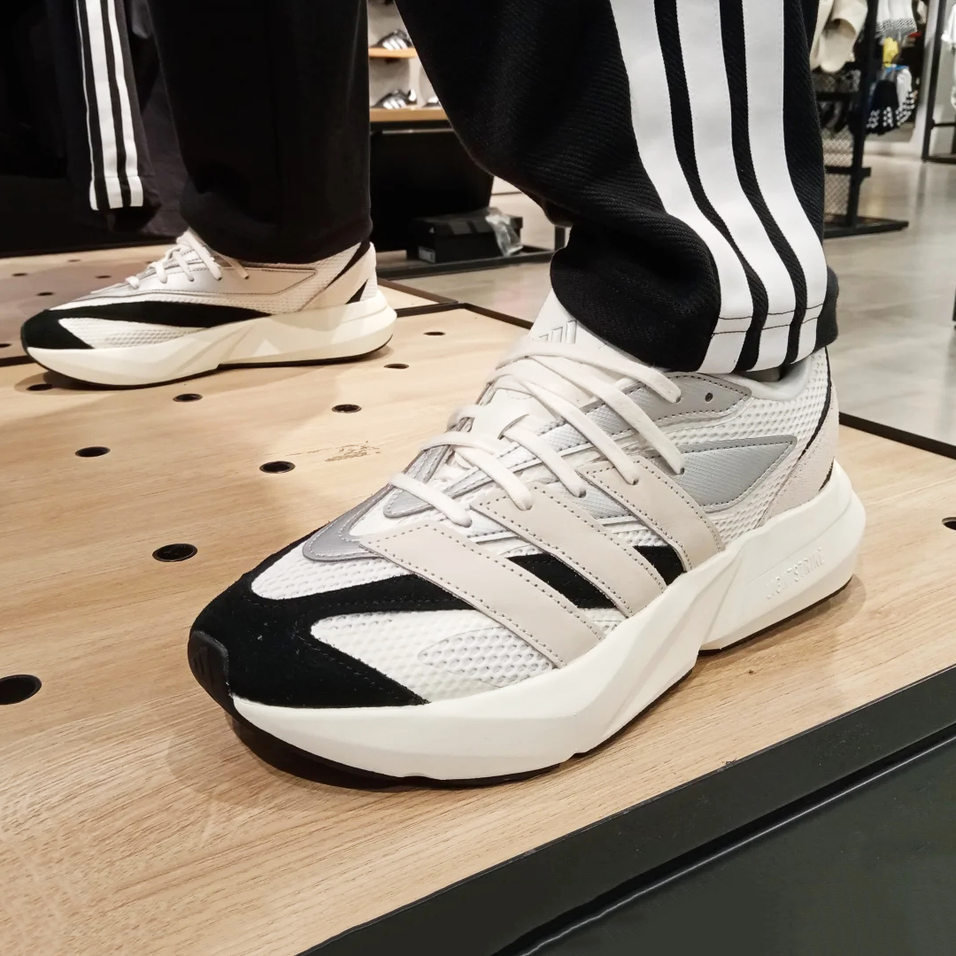 阿迪达斯防滑缓震男子流光跑鞋