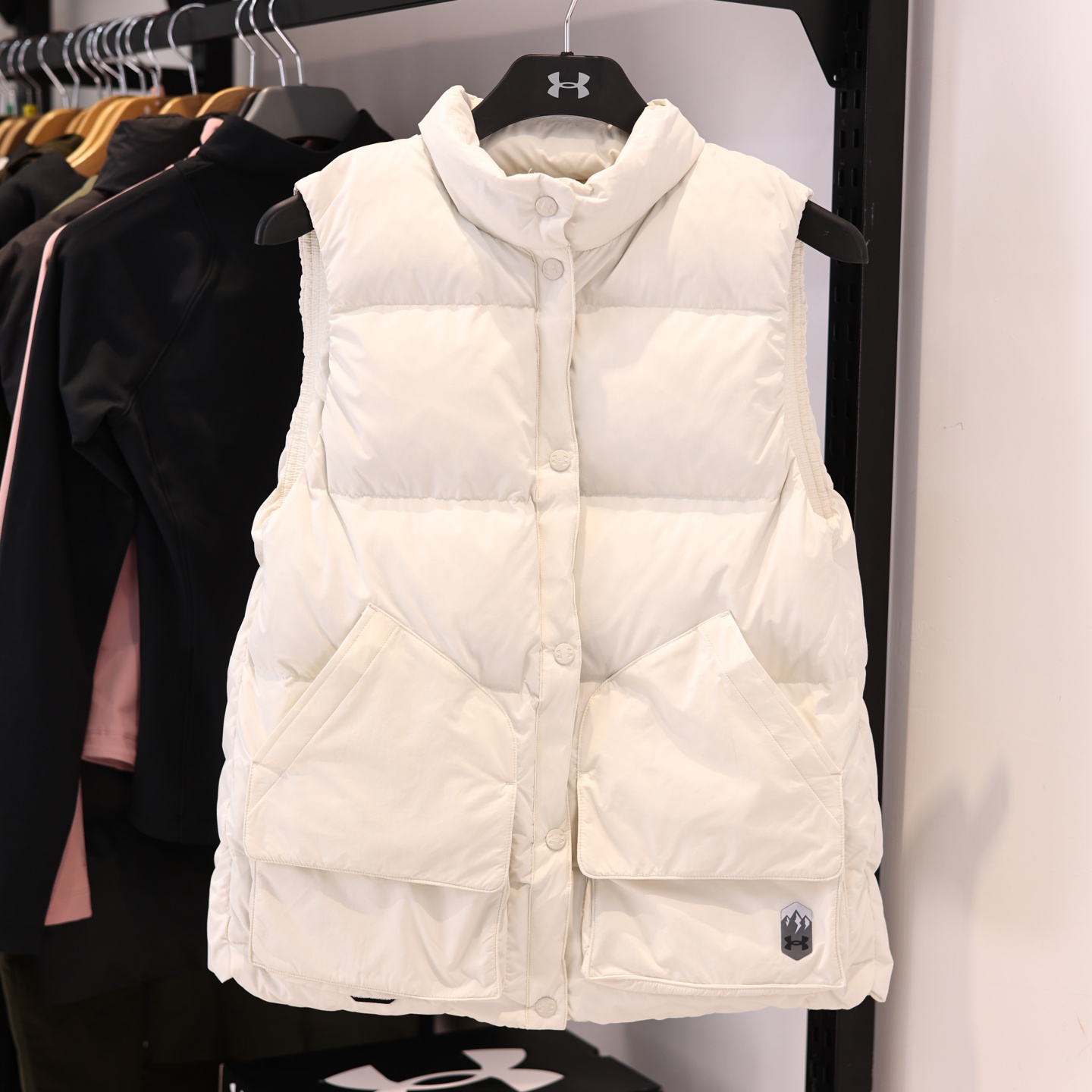 安德玛羽绒马甲女运动羽绒外套