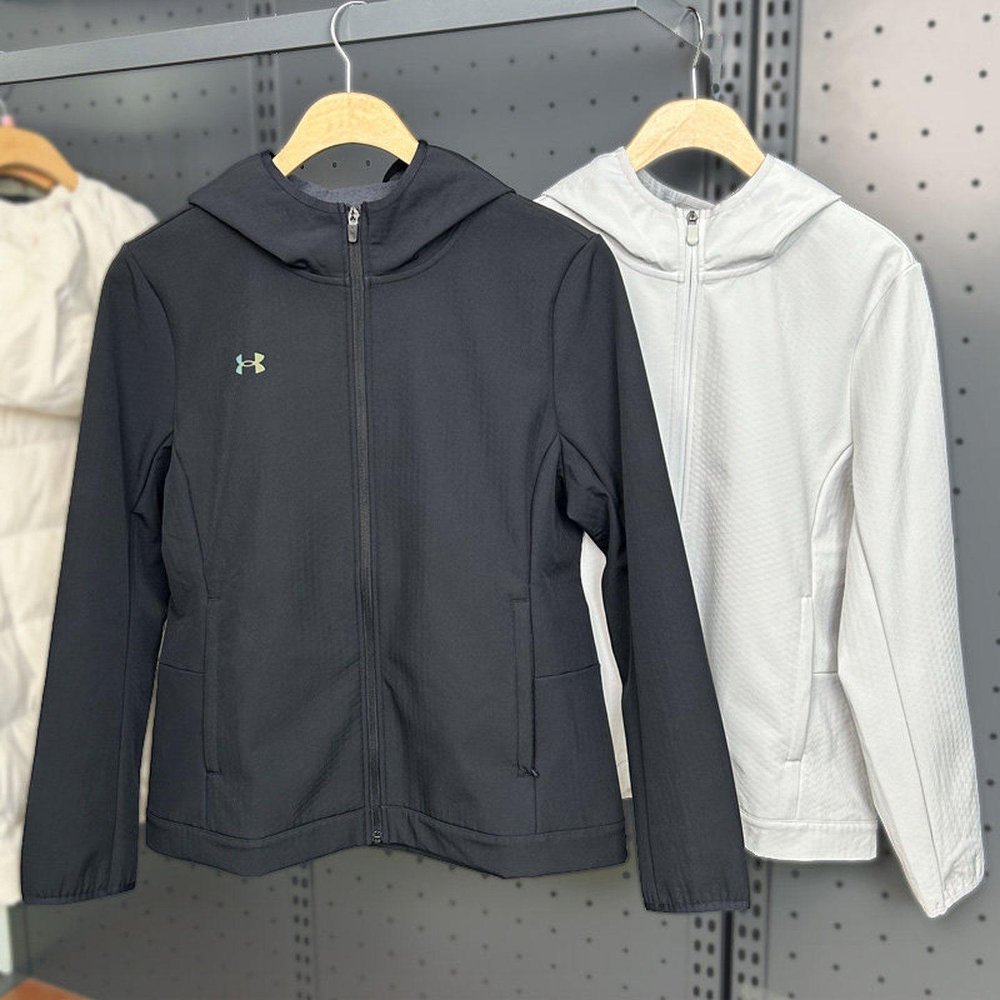 安德玛UA春季连帽夹克女子休闲运动服保暖防风梭织外套22600402