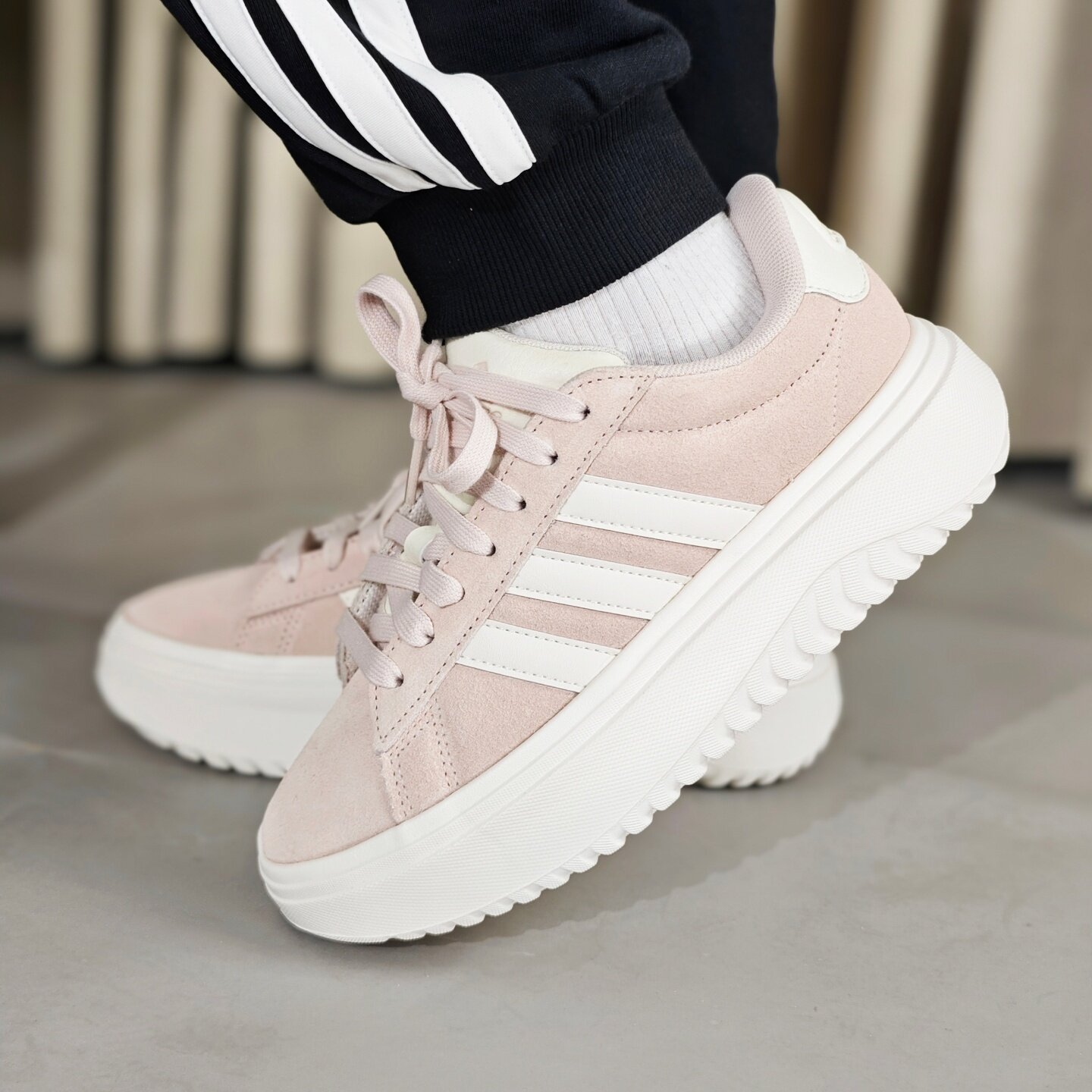 阿迪达斯女子厚底板鞋休闲鞋