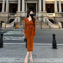 2023秋冬季款轻奢洋气修身性感V领绑带包臀裙纯色长袖打底连衣裙