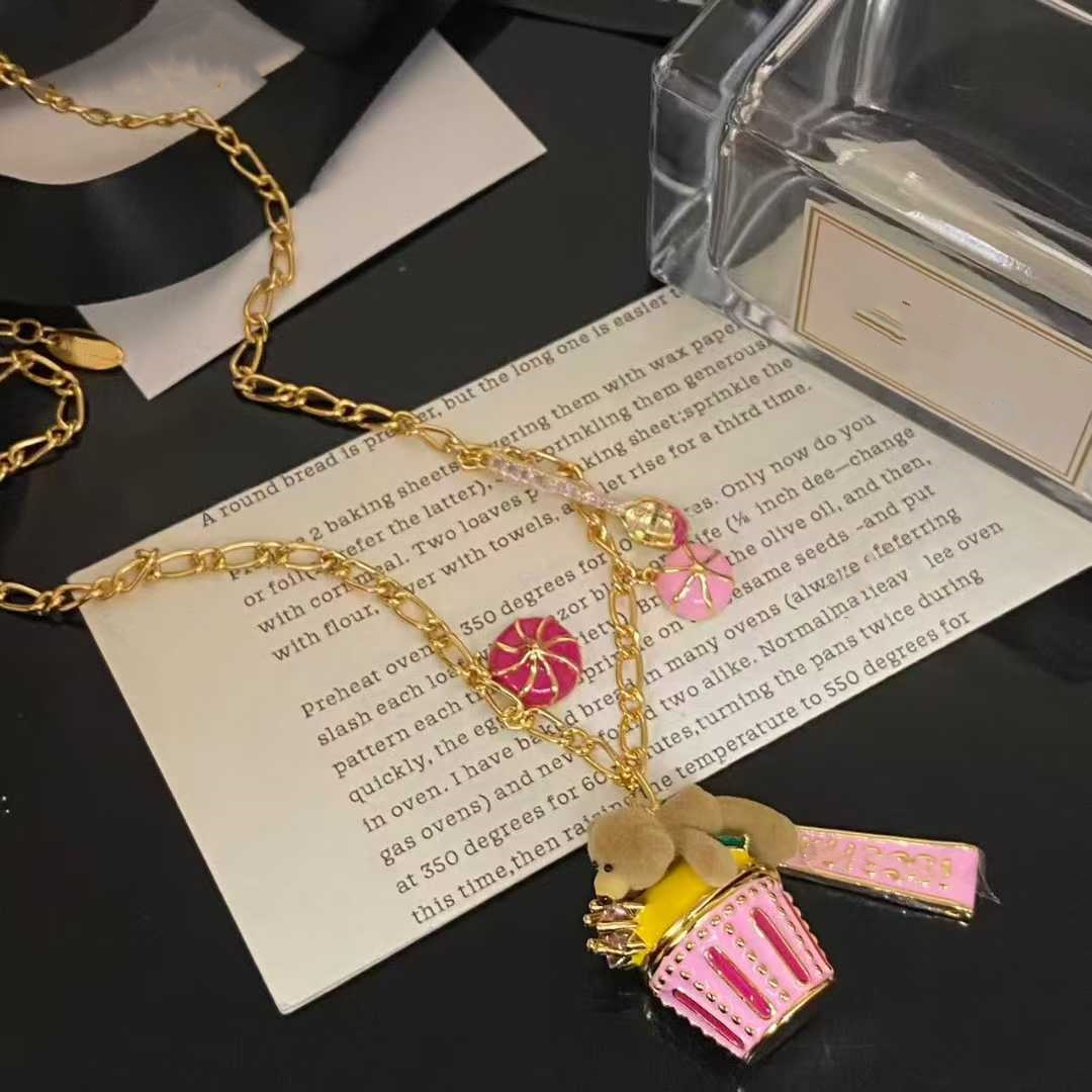 精致小熊蛋糕吊坠项链女金色链条趣味挂件炒可爱少女感粉草莓吊坠