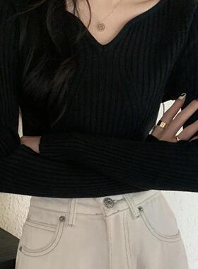 黑色紧身毛衣内搭配小西服的长袖加绒针织v领打底衫女春秋高级感