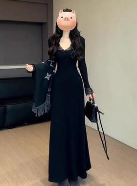 法式赫本风配大衣黑色V领针织连衣裙子女秋冬季2025新款气质绝美