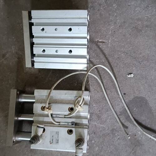 三杆气缸 型号是MGPM25一25A。成色一般。6