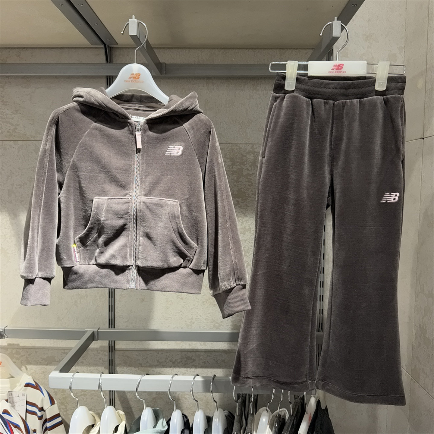 NB女童冬款天鹅绒外套裤套装