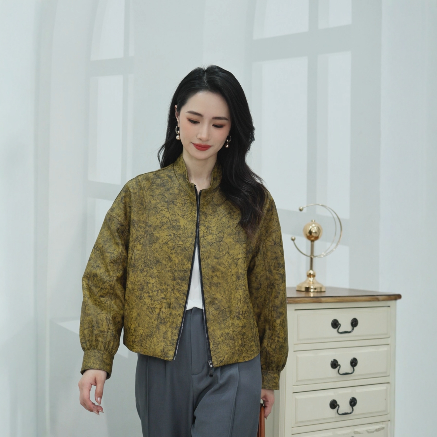 飞宫真皮印花绵羊皮短款外套