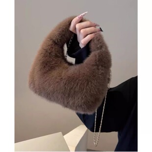 秋冬高级感斜挎小包包女2025新款可爱毛茸茸链条包手提毛绒包纯色