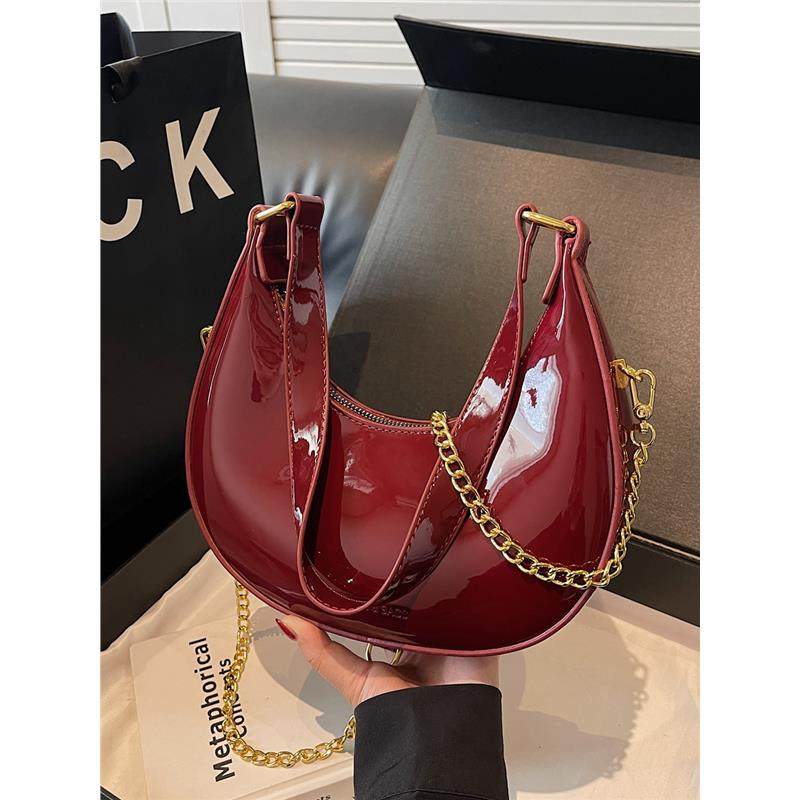 红色漆皮包包女2025新款高级感百搭链条斜挎包通勤单肩腋下月牙包