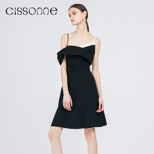 同色系腰佩带，打破平面单调，更显优美身型