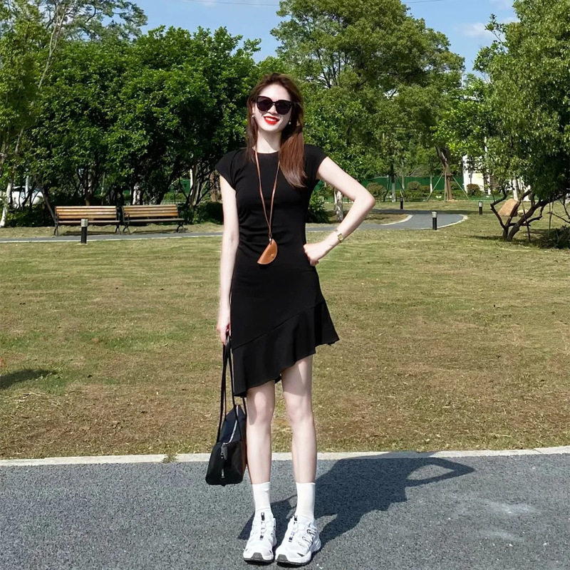 黑色连衣裙女夏季2026新款修身显瘦不规则荷叶边辣妹短款包臀裙