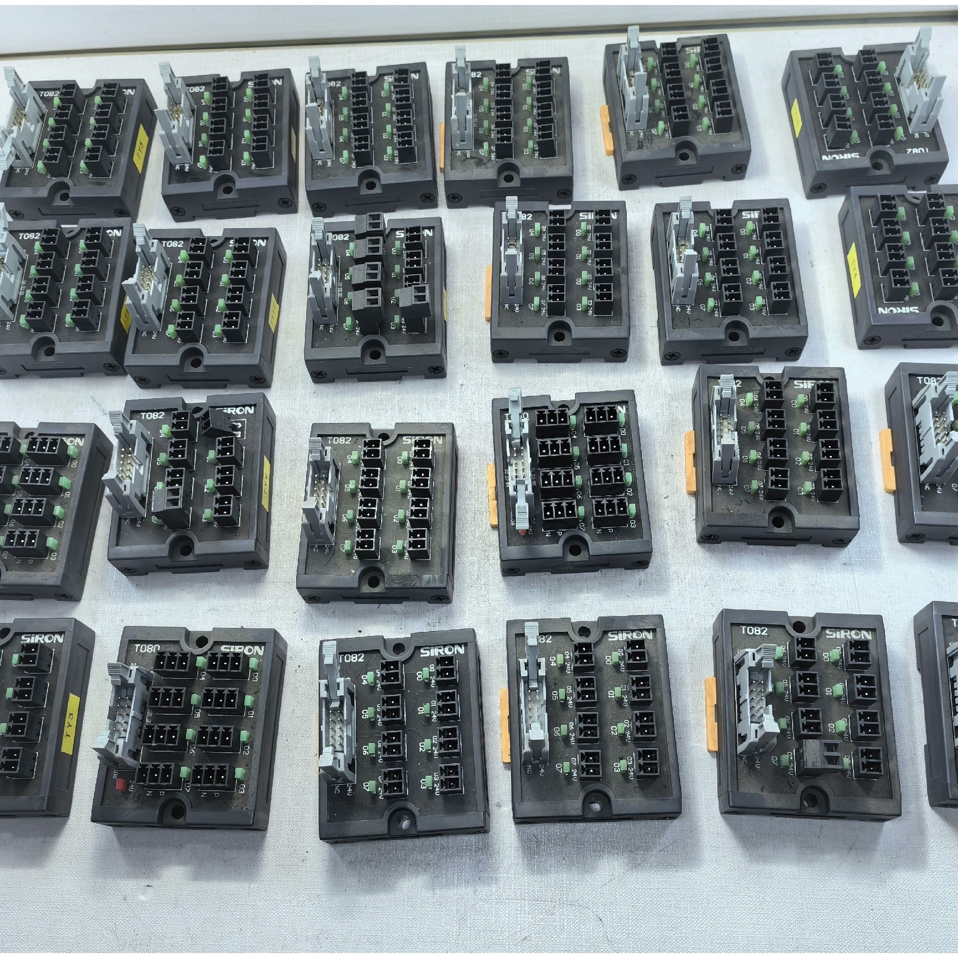 SIRON胜蓝8位端子台T082 24V 成色九九新,闲置数议价产品