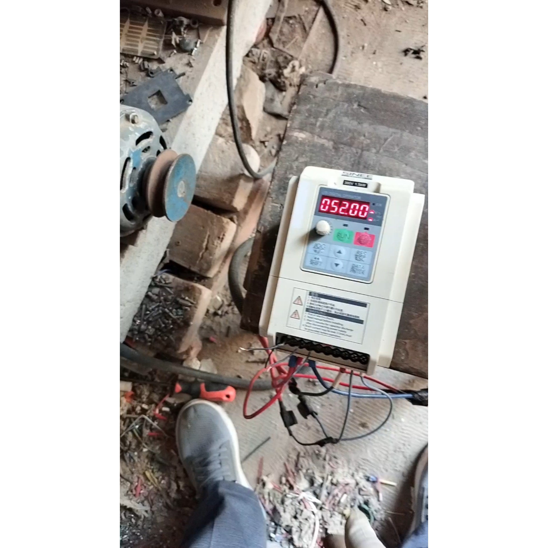 成色很好的两台正弦EM100一1R5一3B型1.5千瓦的三相议价产品