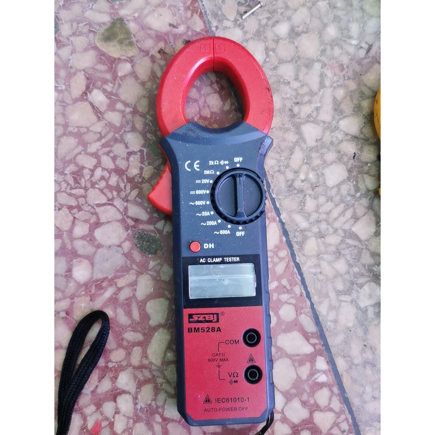 SZBJ滨江BM528A数字式钳形表两个,一个红色一个黄色,议价产品