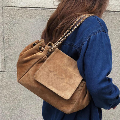 新款时尚百搭单肩斜挎包女简约棕色麂皮女包链条包水饺包通勤