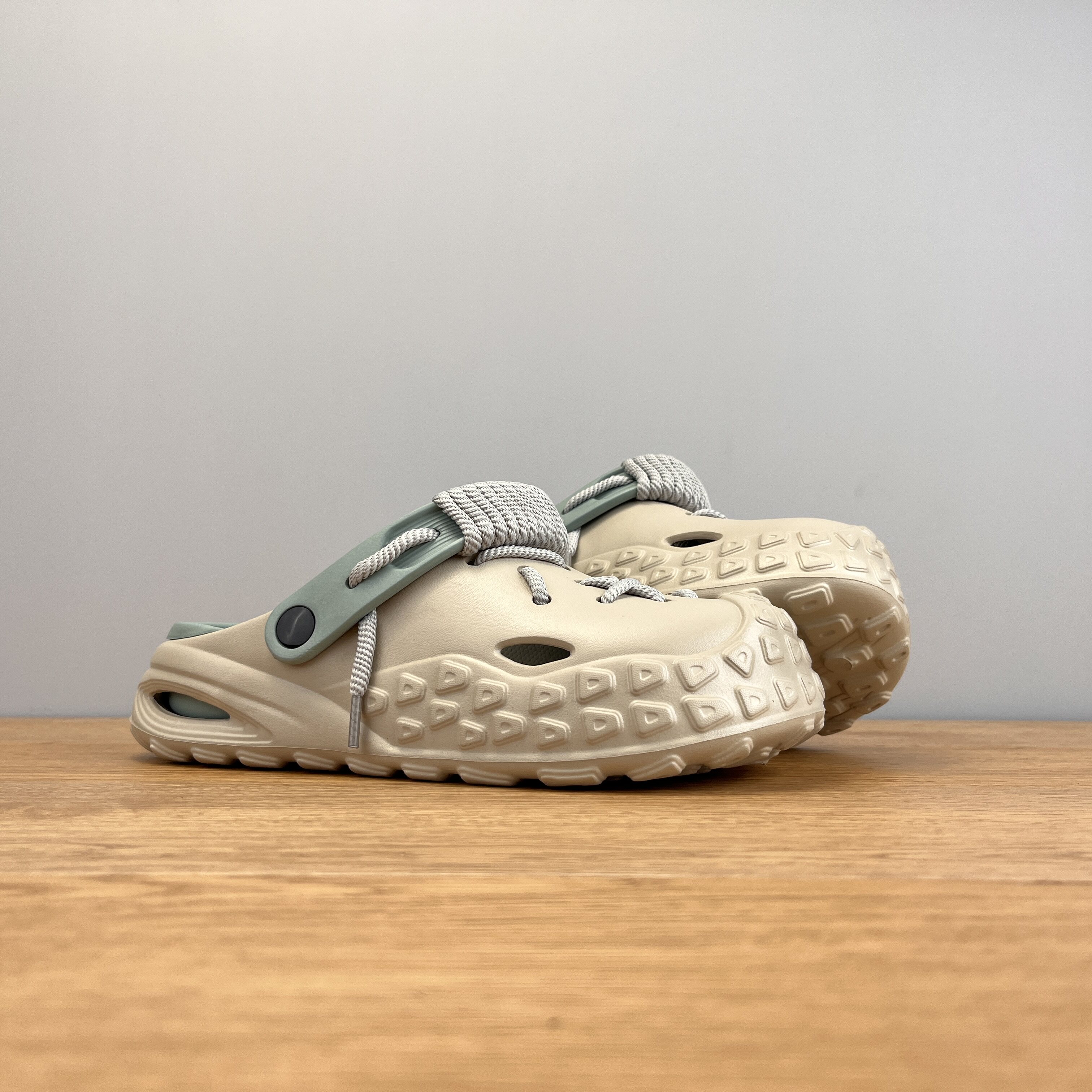 外贸出口高品质洞洞鞋男女夏季外穿运动休闲包头拖鞋高级感沙滩鞋