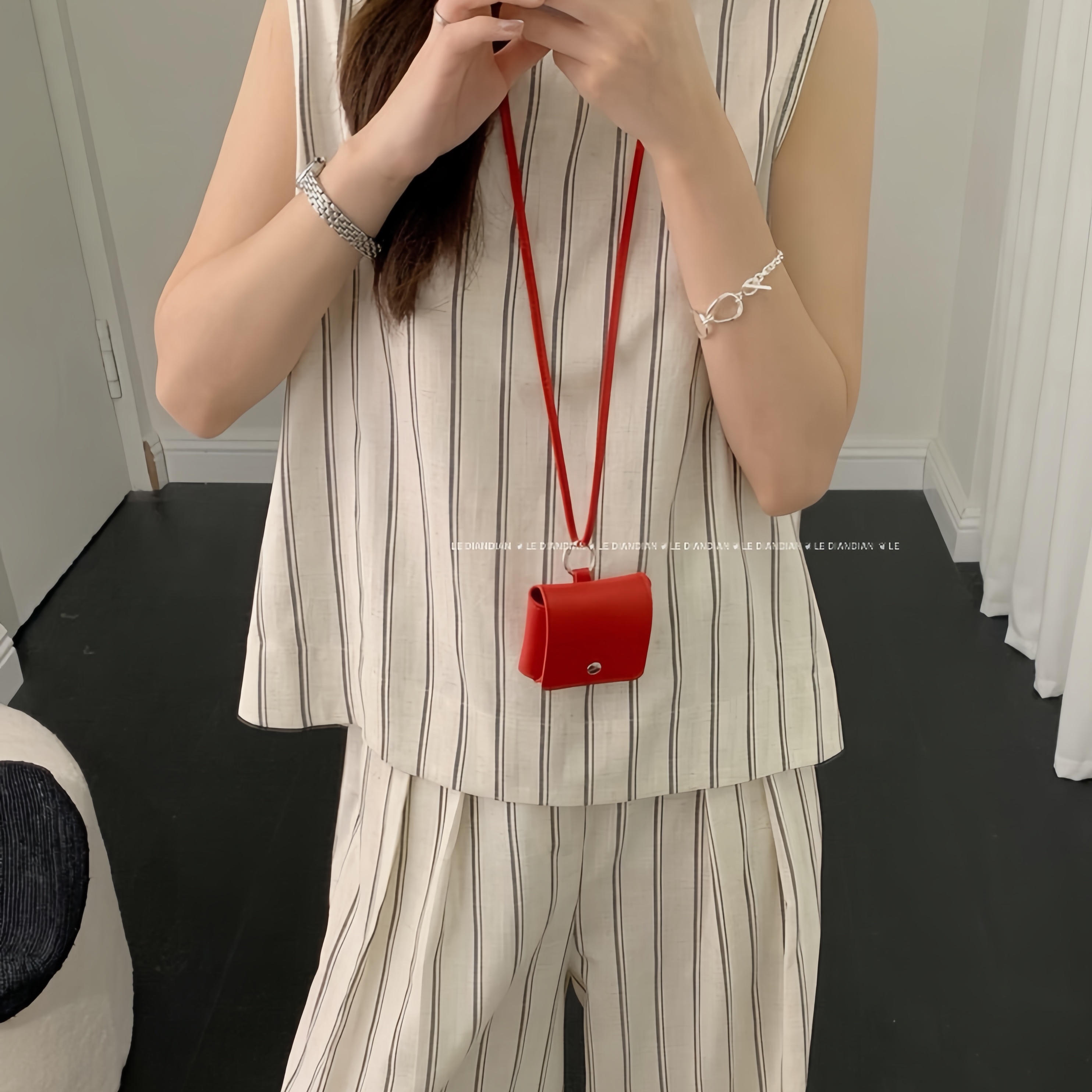 穿搭抓眼球小包！春夏新款方形挂脖可斜挎韩系皮质耳机包挂件女