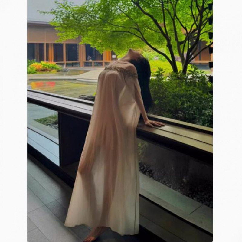 高级感法式一字肩亮片抹胸连衣裙女夏季设计感慵懒度假风海边长裙