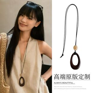 原宿风~黑皮绳镂空椭圆吊坠项链女2025新款小众设计民族风毛衣链