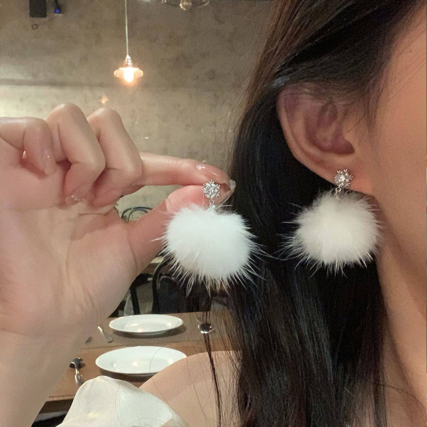 雪绒礼遇 精致闪锆雪花白色毛球耳钉适合冬天的耳环超仙绝美耳饰,饰品/流行首饰/时尚饰品新,耳钉,淘宝优惠券,粉丝福利购,淘宝优惠卷
