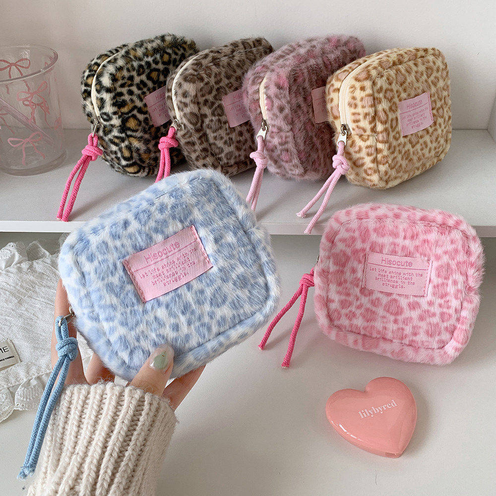 Hisocute毛绒豹纹方形化妆包少女卫生巾收纳包高颜值零钱包耳机包