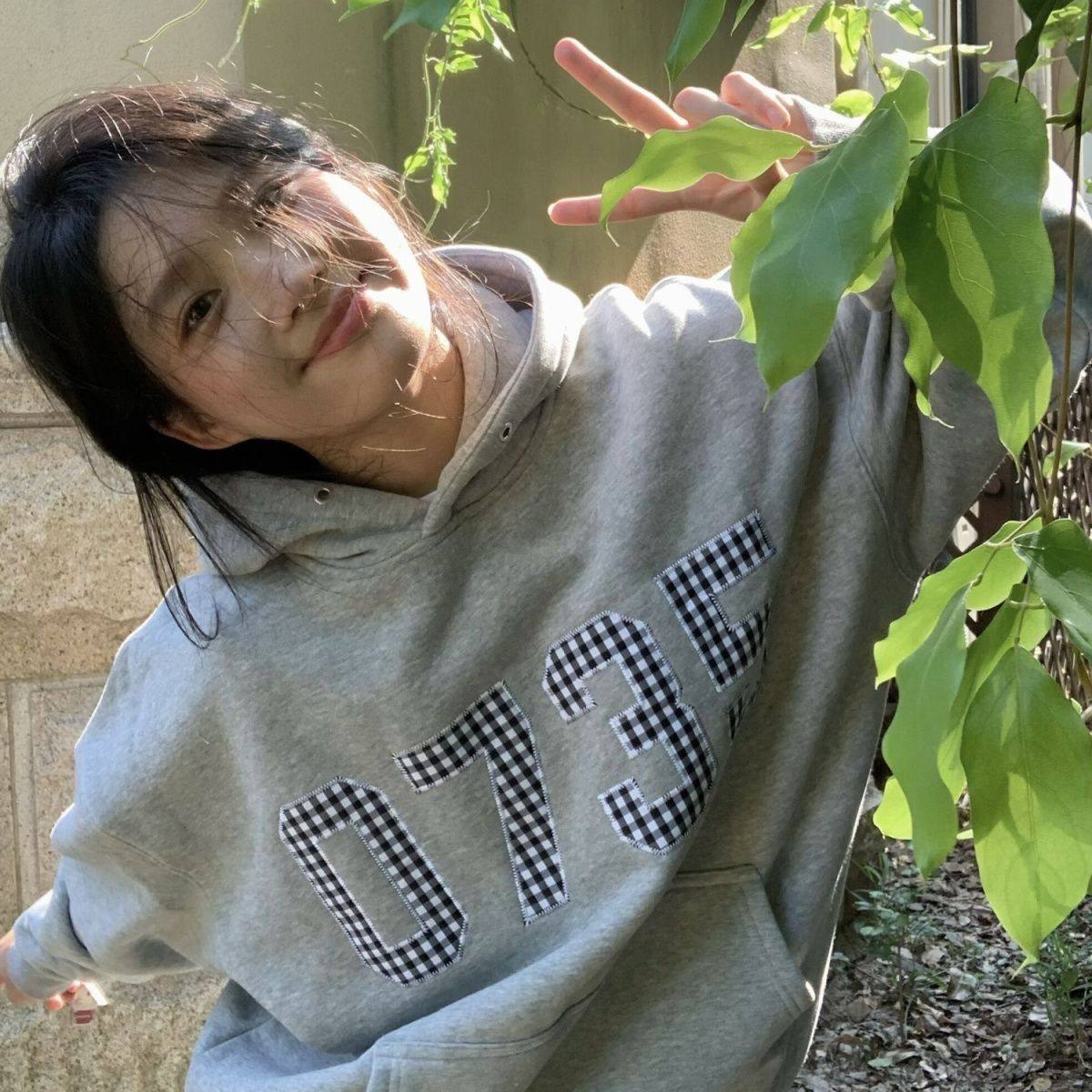 黑色格纹字母贴布刺绣连帽卫衣女秋冬加绒新款设计感街头上衣学生