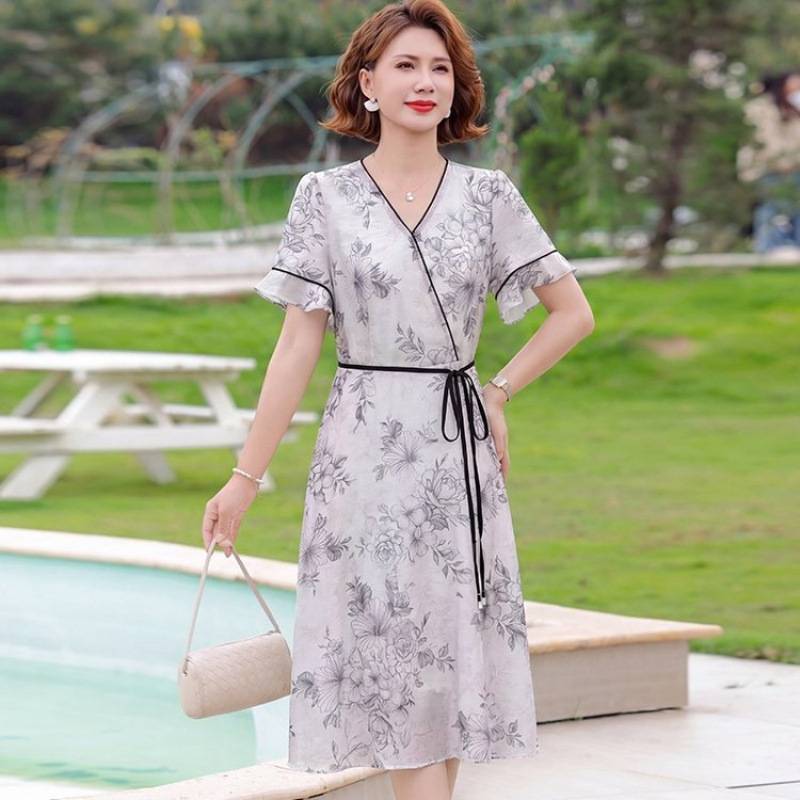 专柜品牌中老年女装妈妈夏装裙子新款时尚气质中老年女夏季改良旗