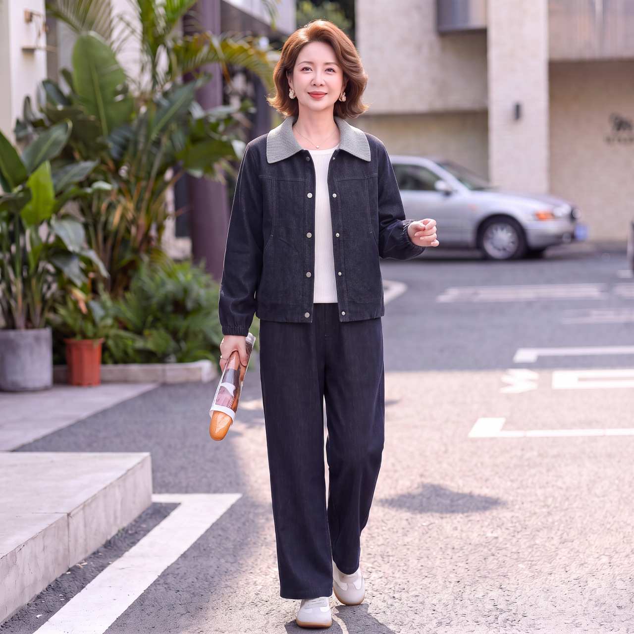 专柜品牌妈妈装秋季时尚牛仔翻领上衣休闲裤两件套中老年妇女2026