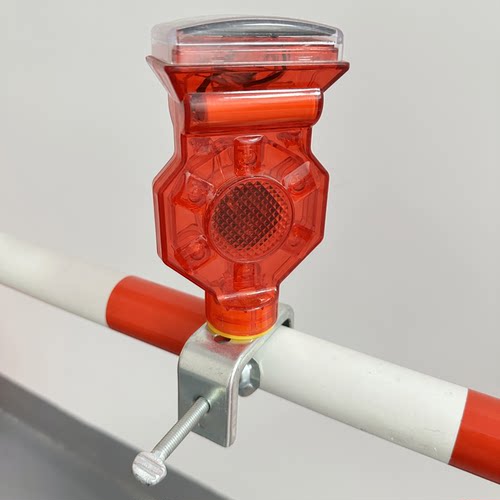 太阳能梅花灯红色警示灯道路施工围挡栏杆频闪路障灯路锥灯信号灯