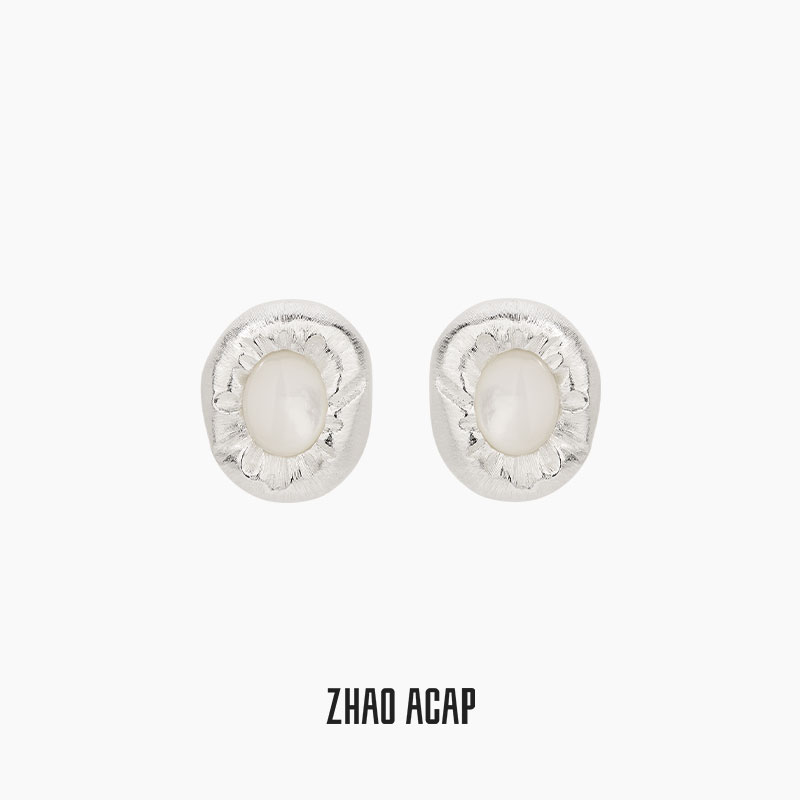 ZHAO ACAP原创设计丝绸与干空气褶皱丝绸包裹贝母耳钉