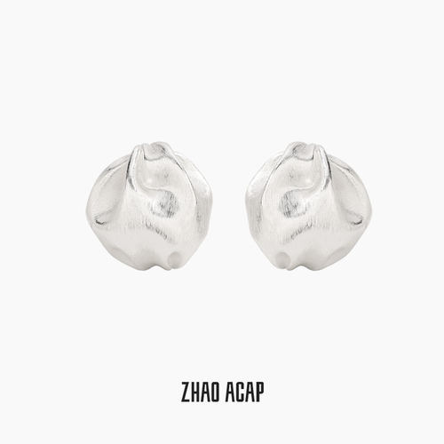 ZHAO ACAP原创设计丝绸与干空气褶皱丝绸花苞袖耳环