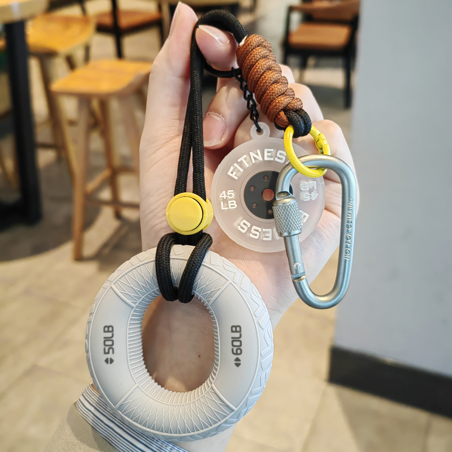 创意健身握力器圈解压钥匙扣哑铃片挂件运动背包挂饰礼物精致挂件