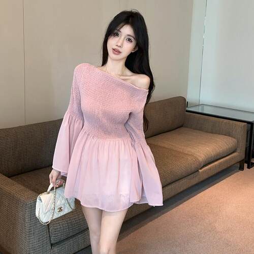 温柔风一字肩喇叭长袖衬衫女早秋款外穿褶皱小衫气质显瘦裙摆上衣