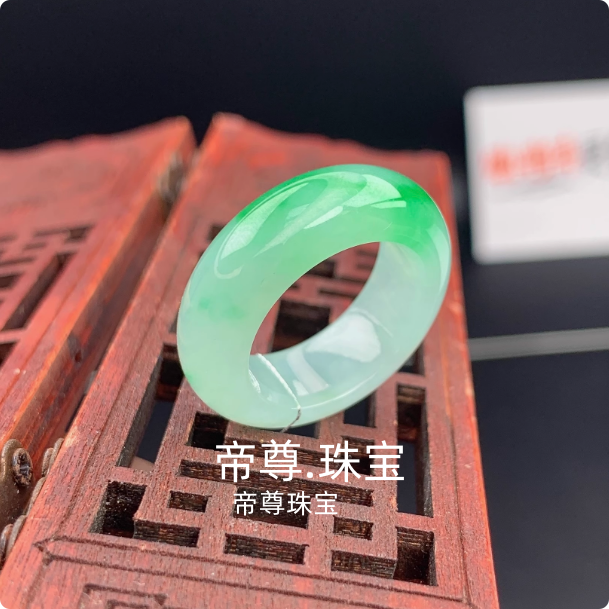 白冰种飘阳绿翠绿男女款玉石